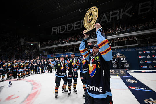 Djurgårdens Marcus Krüger jublar med pokalen