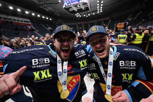 Djurgårdens Hugo Hävelid och Mattias Hävelid jublar