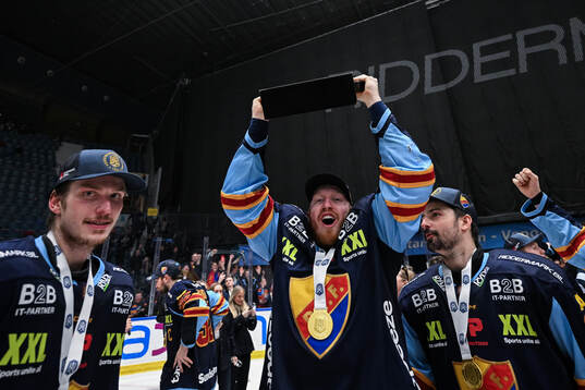 Djurgårdens Colby Sissons jublar med pokalen