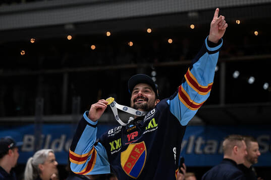 Djurgårdens Jonathan Tychonick jublar med medaljen