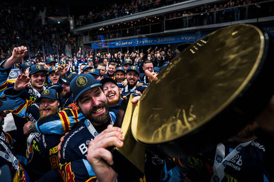 Djurgårdens Ludvig Rensfeldt lyfter pokalen och jublar med