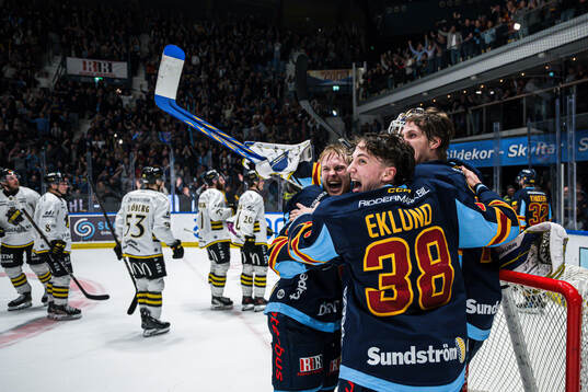Djurgårdens målvakt Marcus Gidlöf jublar med August Berg