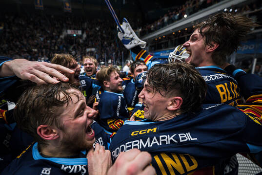 Djurgårdens Mattias Hävelid och Victor Eklund jublar
