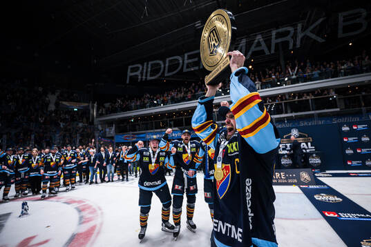 Djurgårdens Marcus Krüger lyfter pokalen och jublar