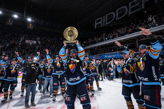 Djurgårdens Marcus Krüger lyfter pokalen och jublar
