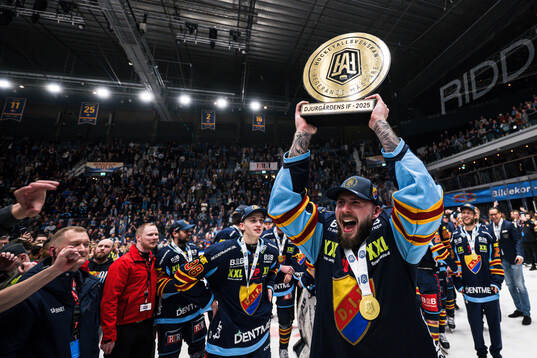 Djurgårdens Albin Grewe jublar med pokalen