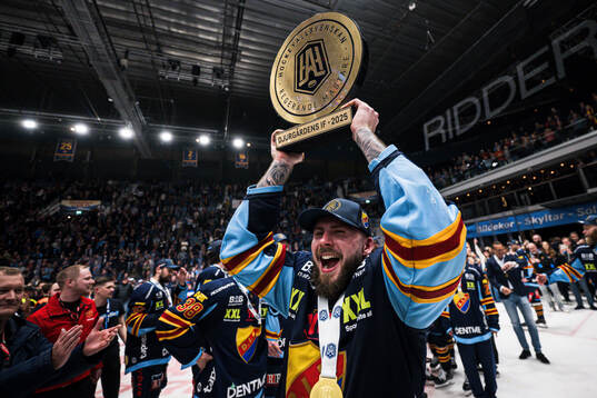 Djurgårdens Albin Grewe jublar med pokalen
