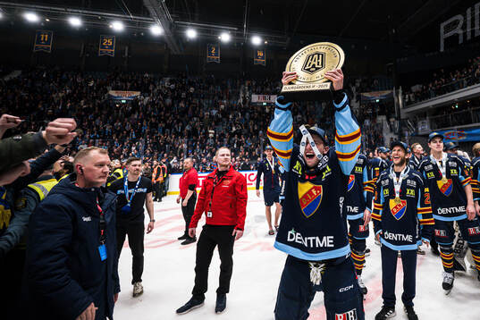 Djurgårdens Victor Eklund jublar med pokalen