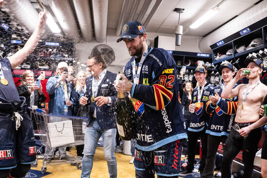Djurgårdens Marcus Krüger jublar i omklädningsrummet