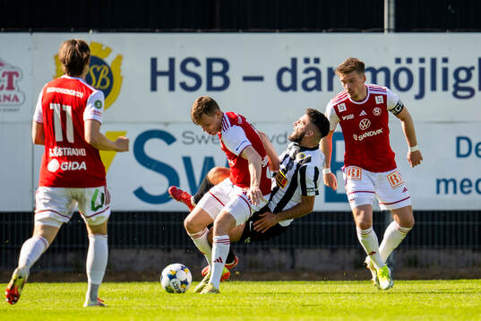 Landskronas Edi Sylisufaj fälls av Sandvikens IFs Daniel
