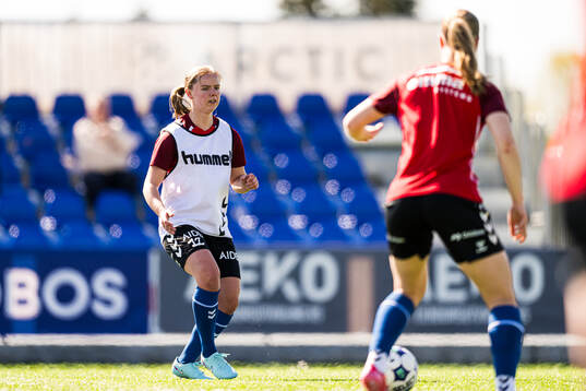 Thea Mikkelsen of Lyn warms up