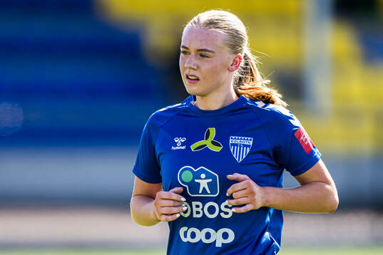 Lea Brandstadmoen Ellingsen of Kolbotn warms up