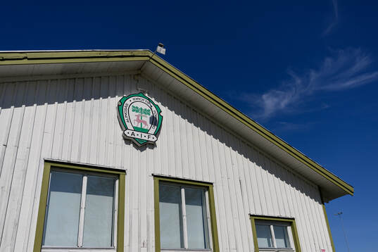 Alingsås idrottsförenings klubbhus med klubbmärke