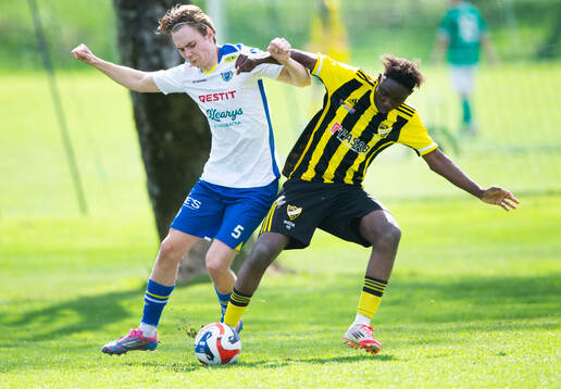 Onsalas Edwin Lundberg och IFK Hässleholms Wisdom Anaedo i