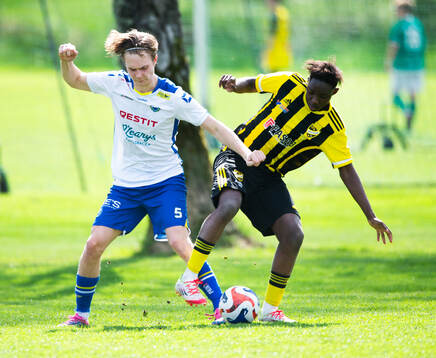 Onsalas Edwin Lundberg och IFK Hässleholms Wisdom Anaedo i