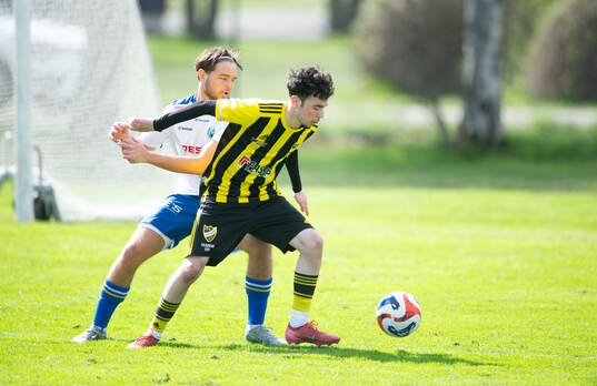 IFK Hässleholms Albion Dibrani och Onsalas Edwin Lundberg