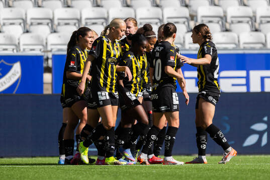 Häckens Monica Jusu Bah jublar med lagkamrater