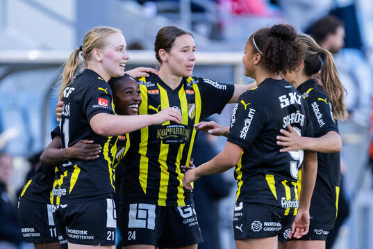 Häckens Monica Jusu Bah jublar med lagkamrater
