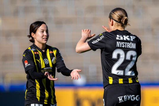 Häckens Hikaru Kitagawa jublar med Paulina Nyström