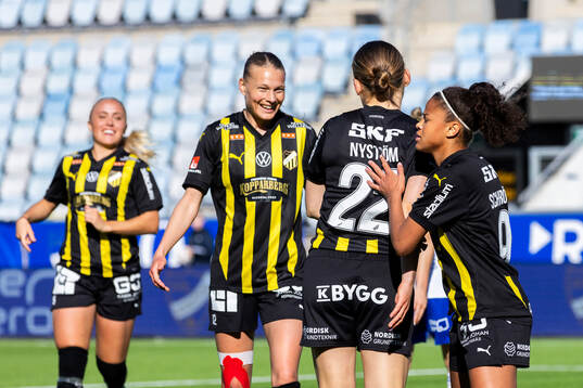 Häckens Paulina Nyström jublar med lagkamrater
