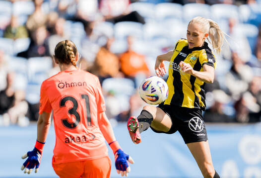 Malmö FFs målvakt Moa Öhman och Hammarbys Ellen