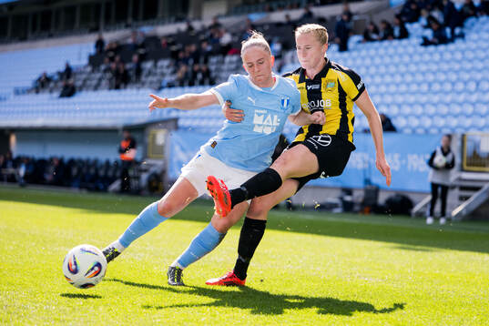 Malmö FFs Tuva Skoog och Hammarbys Julie Blakstad