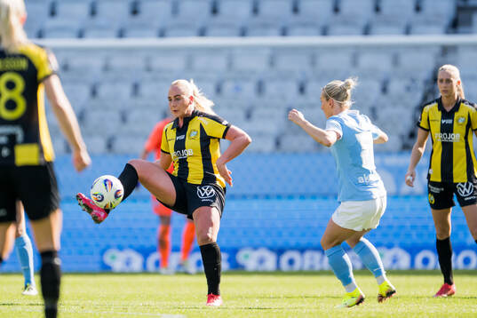 Hammarbys Cathinka Tandberg och Malmö FFs Mia Persson