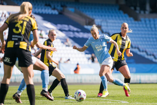 Malmö FFs Mia Persson och Hammarbys Cathinka Tandberg
