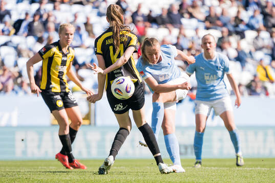 Hammarbys Bella Andersson och Malmö FFs Sara Kanutte