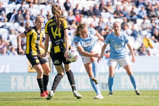 Hammarbys Bella Andersson och Malmö FFs Sara Kanutte