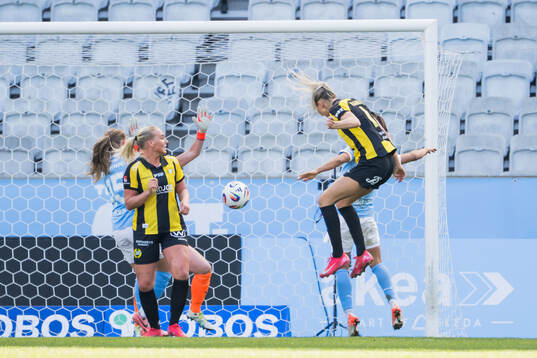 Hammarbys Ellen Wangerheim nickar in 0-1 målet