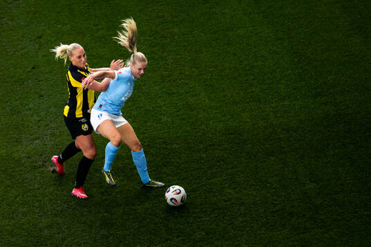 Hammarbys Cathinka Tandberg och Malmö FFs Nellie Lilja