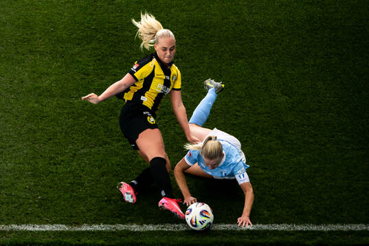 Hammarbys Cathinka Tandberg och Malmö FFs Nellie Lilja