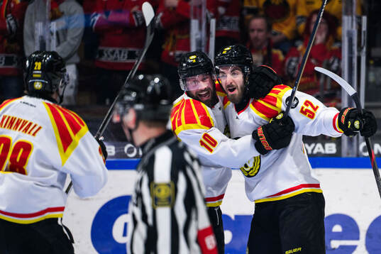 Brynäs Johan Larsson och Jack Kopacka jublar