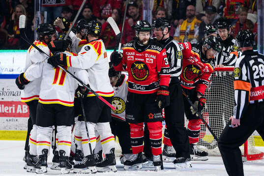 Brynäs spelare jublar samtidigt som Luleås Pontus Själin