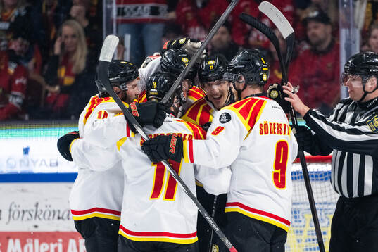 Brynäs Oskar Lindblom jublar med lagkamrater