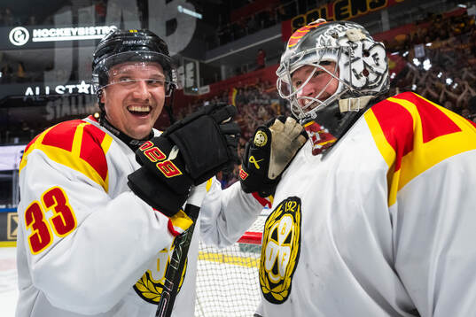 Brynäs Jakob Silfverberg och målvakt Ludvig Persson jublar