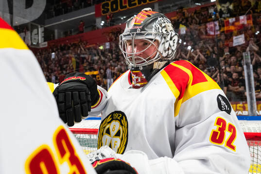 Brynäs målvakt Ludvig Persson jublar