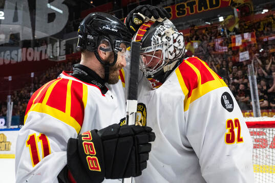 Brynäs Jordan Schroeder och målvakt Ludvig Persson jublar