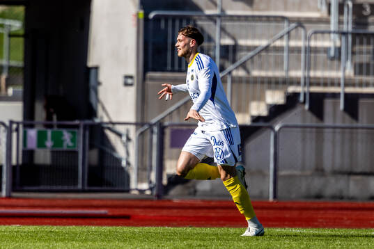 GIF Sundsvalls Ludvig Svanberg har gjort 0-2 och jublar