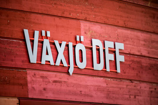 En skylt med texten Växjö DFF
