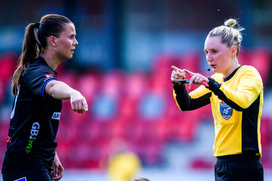 Växjö DFFs Josefin Harrysson och Domare Isabelle Svensson