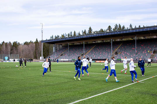 Umeå FCs spelare värmer upp