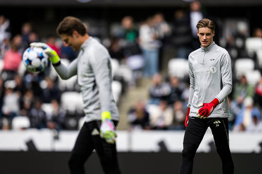 Sander Tangvik of Rosenborg warms up
