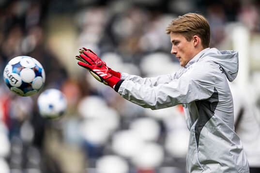 Sander Tangvik of Rosenborg warms up