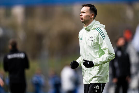 Ole Kristian Selnæs of Rosenborg warms up