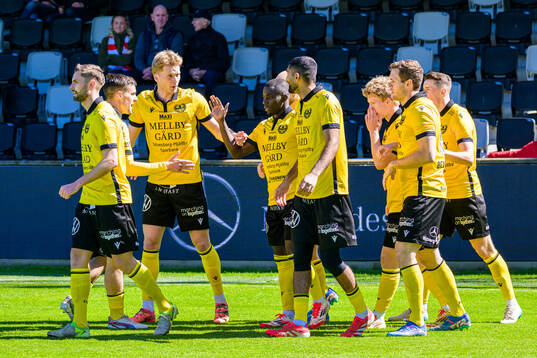 Mjällbys Abdoulie Manneh jublar med lagkarmter