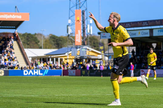 Mjällbys Herman Johansson jublar