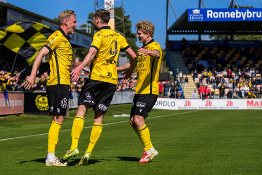 Mjällbys Herman Johansson jublar tillsammmasn emd Axel