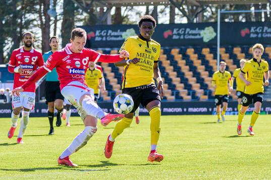 Degerfors Erik Lindell och Mjällbys Calvin Kabuye